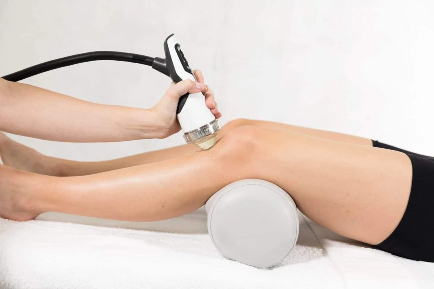 Shockwave applicator used on a supported lower leg
